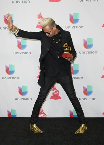 Motiff posa con su Grammy