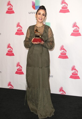 Julieta Venegas posa con su