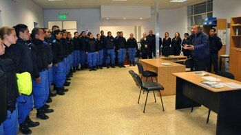 El intendente de Tres Arroyos, Carlos Sánchez, con el cuerpo de policía local.