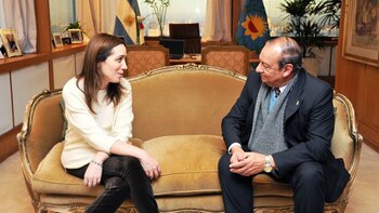 La gobernadora bonaerense María Eugenia Vidal, en una reunión con el intendente de Tres Arroyos, Carlos Sánchez.