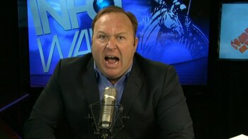 Alex Jones es conocido por