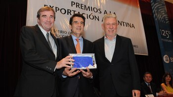 El presidente del Banco Nación, Carlos Melconián, entregó el Premio a la Exportación a Miguel Glikman, y Ruben Cherñajovsky (Grupo Newsan)