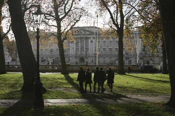 Personas en el Green Park en frente