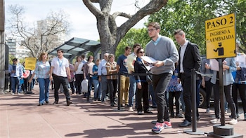 Grandes colas de solicitantes se