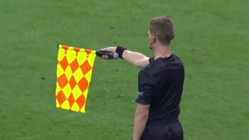 El juez de línea levantó