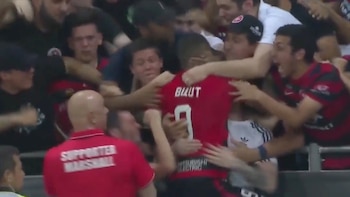 El delantero fue a festejar