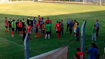 Coronel Aguirre descendió tras perder por goleada un partido que no pudo terminar (@JulianPintoOk)