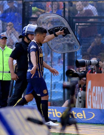 Teo se va custodiado por