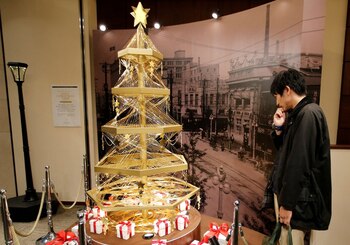 El árbol navideño mide dos