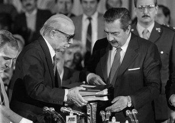 Sabato y Raún Alfonsín durante