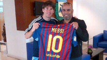 Serna con la camiseta que