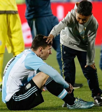 Un niño chileno consuela a