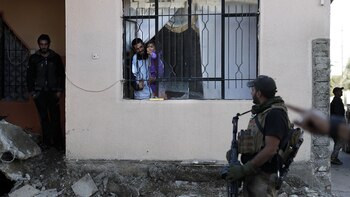 Civiles saludan a los soldados