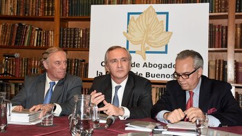 Guillermo Lipera (centro) cerró la