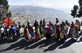 Habitantes de El Alto marchan a La Paz (AFP)