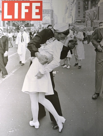 Otra famosa foto del segundo conflicto mundial. La foto, tomada el 14 de agosto de 1945 por Alfred Eisenstaedt retrata los festejos por el fin de la guerra en Times Square, Nueva York. Publicada en la tapa de Life el 21 de agosto de 1945 (GABRIEL BOUYS/AFP/Getty Images)