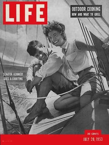 El entonces senador John F. Kennedy con la novia Jaqueline Bouvier, la primera portada dedicada a la pareja, el 20 de julio de 1953 (Hy Peskin/LIFE Magazine)