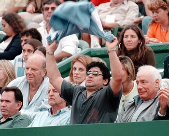 Diego Maradona hace flamear una camiseta argentina durante el partido final del match entre Argentina y Croacia de Copa Davis 2002, en el Buenos Aires Lawn Tenis