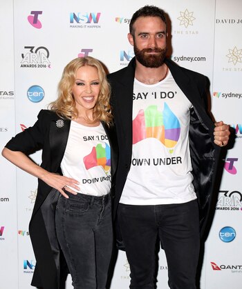 Kylie MInogue con Joshua Sasse,