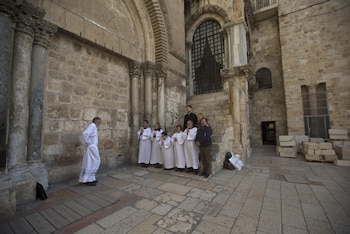 Peregrinos cristianos rezan a las