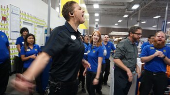 Empleados de Best Buy gritan para