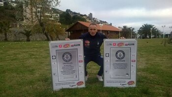 Robert Caroma exhibe los dos