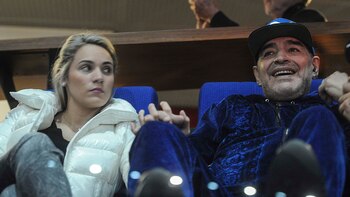 Diego Maradona, siguiendo el partido