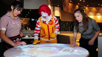 El payaso Ronald McDonald probando
