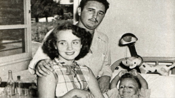 Fidel Castro junto a su