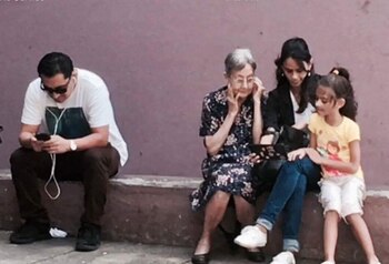 Una familia cubana conversa telefónicamente