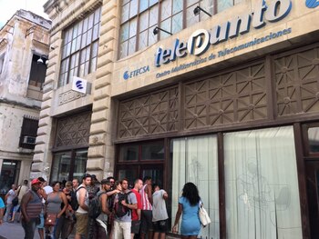 Cubanos y turistas buscan conseguir