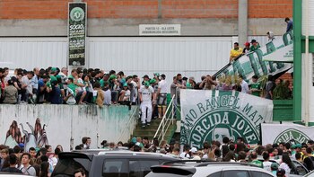 Fuera del estadio, los hinchas erigieron un altar improvisado con velas y camisetas (Reuters)