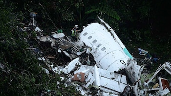 Rescatistas trabajan en la búsqueda de indicios en el avión de LAMIA estrellado en Colombia (AFP PHOTO / Raul ARBOLEDA)