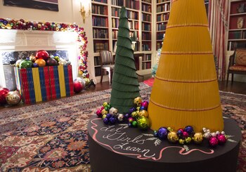 Además del tradicional abeto, en la Casa Blanca hay algunos árboles de diseño con un mensaje muy importante: “Deja a las niñas que aprendan”