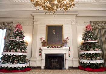 Decoraciones navideñas en el comedor de Estado de la Casa Blanca