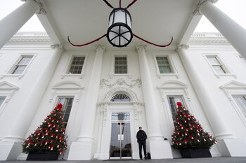 Detalles navideños en el pórtico Norte de la Casa Blanca