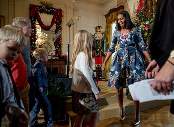 Michelle Obama recibió a familias de militares para que sean los primeros visitantes de la Casa Blanca que vean las decoraciones navideñas de este año