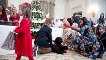 Michelle compartió con algunos niños esta inauguración de la temporada navideña, una velada en la que recorrieron las salas decoradas y comieron algunas galletas y dulces