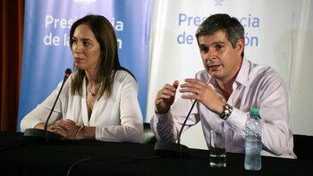 Marcos Peña junto a María