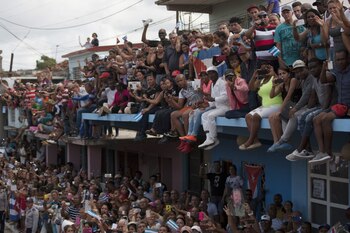La gente observa el paso