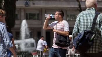 Se recomienda beber agua de manera constante (NA)
