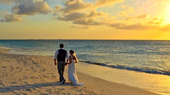 Cada vez más parejas cumplen el sueño de casarse en la playa