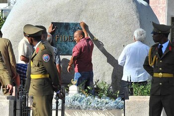 Previo a la ceremonia, los restos de Fidel fueron trasladados por las calles de Santiago de Cuba (AFP)