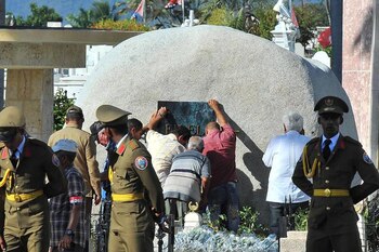 El monumento a Fidel consiste en una gran piedra redonda (AFP)