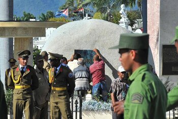El mausoleo lleva una placa con la leyenda: “Fidel” (AFP)