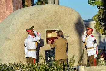 El monumento a Fidel estuvo escoltado por oficiales de las fuerzas cubanas (Agencia Cubana de Noticias)