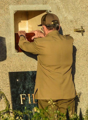 Raúl Castro fue el encargado de colocar las cenizas de Fidel en el mausoleo (Agencia Cubana de Noticias)