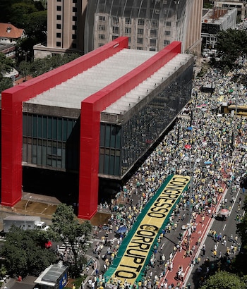 Los manifestantes, muchos vestidos con