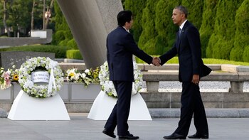Abe y Shinzo en el homenaje a las víctimas de Hiroshima (AP)