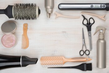 Es indispensable contar con las herramientas adecuadas para peinar el cabello en verano y evitar que se quiebre (iStock)